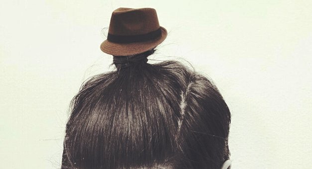 Nieuwe trend gespot: De manbun-hoed.